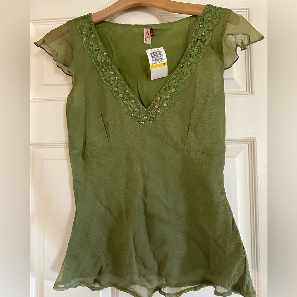 Green v neck top with ruffle silk sleeves